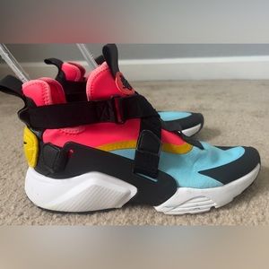 Nike Air Huarache City  - Size 9.5